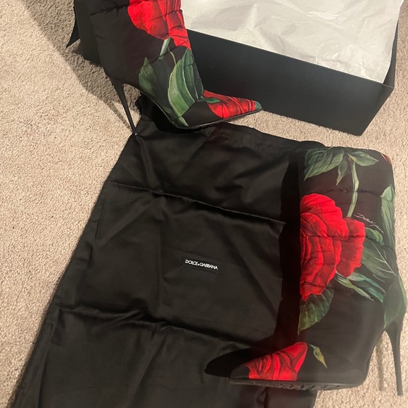 Dolce & Gabbana Rose Puffer Boots - Picture 5 of 10